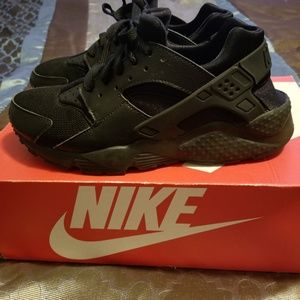 Black Nike Huarache Run GS size 7Y